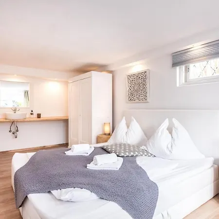 Villa Townhouse Riva, Prime Location In The City Of Salzburg, 1000m2 Backyard *